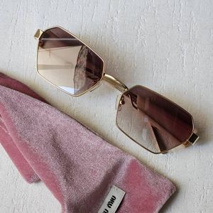 lunettes-de-soleil-miu-miu-–-collection-2024-noir