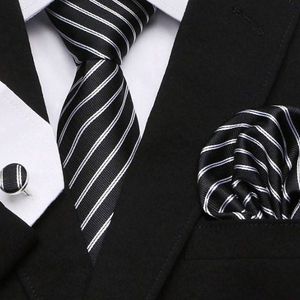 Ensemble cravate, pochette de costume et boutons de manchette