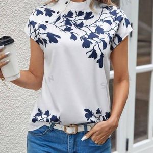 chemise-blanche-a-details-boutonnes-imprimes