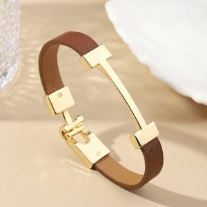 Bracelet jonc hexagonal au design industriel simple