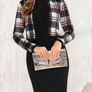 veste-ouverte-sur-le-devant-et-robe-moulante-a-carreaux