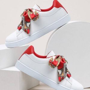 chaussures-de-skate-coupe-large-a-decor-decharpe-fine-a-lacets