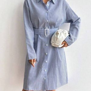 robe-chemise-ceinturee-a-col-chemise-raye-bleu-et-blanc-pour-femmes