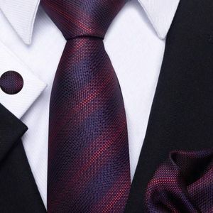 Ensemble de cravate rouge