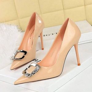 chaussures-de-fete-en-cuir-verni-a-strass-pour-femmes