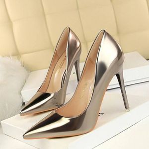 escarpins-a-talons-aiguilles-en-cuir-verni-artificiel