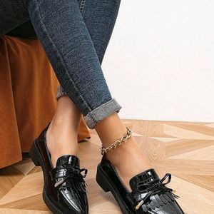 mocassins-plats-a-decor-de-noeud-et-de-franges-en-relief-crocodile