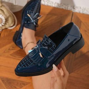 escarpins-noirs-a-bout-pointu-avec-noeud-a-franges-et-talon-bloc-pour-