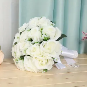 Un bouquet de fleurs artificielles de roses, un bouquet de mariée de roses blanches