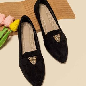 chaussures-plates-a-decor-leopard-noir-pour-femmes