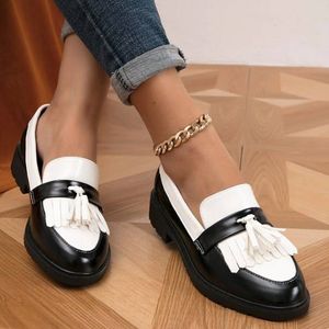 mocassins-plats-a-franges-bicolores-avec-decor-de-pampilles