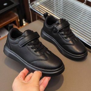 Une paire de nouvelles chaussures pour enfants