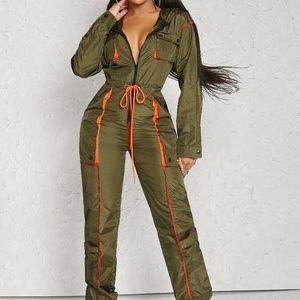 combinaison-zippee-a-capuche-et-bordure-contrastee