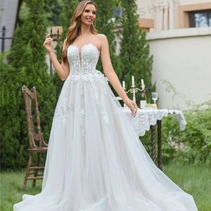 robe-de-mariee-tube-en-maille-brodee-contrastee