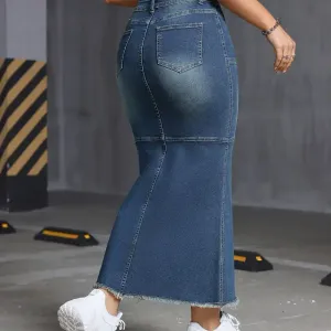 jupe-longue-moulante-en-jean-bleu-delave-a-ourlet-brut-jeans-et-veteme