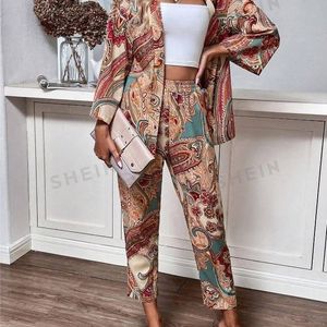 chemisier-et-pantalon-a-epaules-tombantes-et-imprime-cachemire