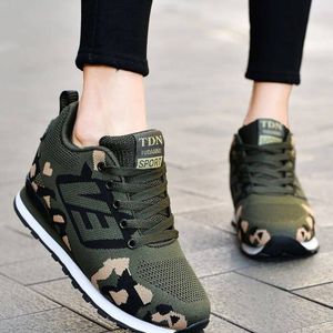 baskets-a-lacets-avec-motif-camouflage