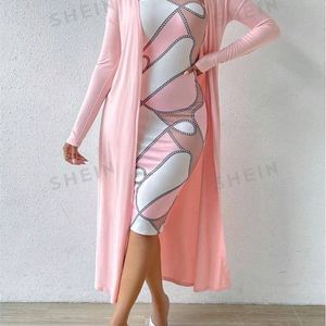 robe-moulante-tube-imprimee-sur-lensemble-et-manteau-uni
