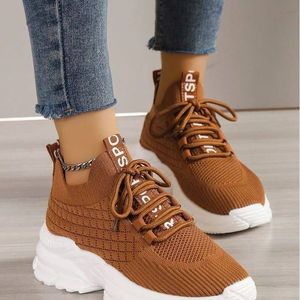 baskets-en-tissu-a-lacets-avec-decor-de-patch-de-lettres