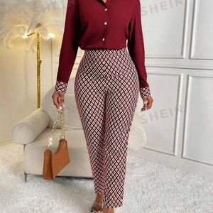 chemise-et-pantalon-boutonnes-sur-le-devant-pour-femmes