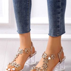 sandales-transparentes-a-talons-epais