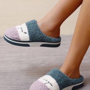 pantoufles-de-chambre-moelleuses-a-blocs-de-couleurs-brodees-de-lettre