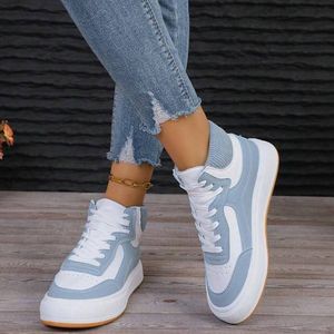 chaussures-de-sport-plates-montantes