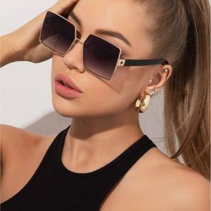 Lunettes tendance de forme carrée métallique, livrées avec un étui à lunettes.