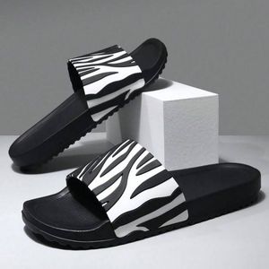 babouches-a-rayures-zebrees-en-eva-a-la-mode-pour-hommes