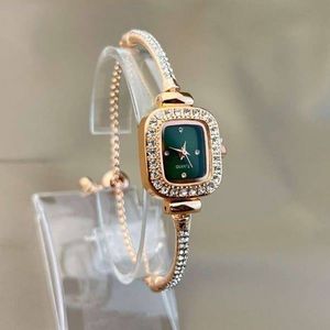 Montre-bracelet à la mode pour femmes avec incrustation de diamants et petit cadran carré