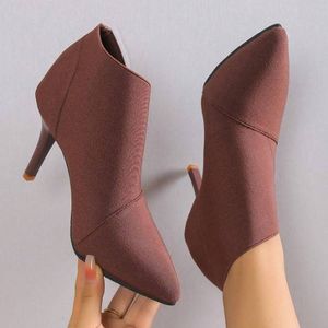 bottes-classiques-a-talons-hauts-extensibles-a-bout-pointu