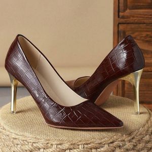 escarpins-confortables-a-talons-hauts-de-neuf-centimetres-2