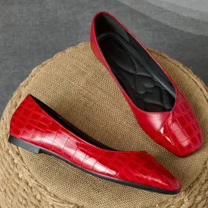 une-paire-de-chaussures-plates-elegantes-et-polyvalentes-a-bout-carre-