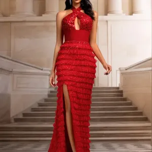 une-robe-de-soiree-rouge-unie-pour-femme-avec-un-style-elegant-avec-un