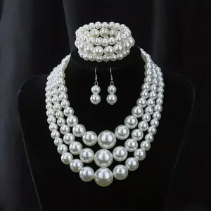Une paire de boucles d'oreilles, un bracelet et un collier