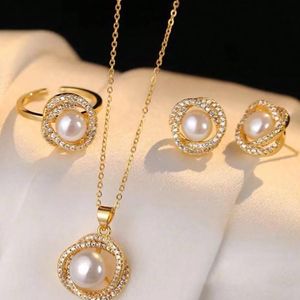 Ensemble de 4 colliers, bagues et boucles d'oreilles en fausses perles