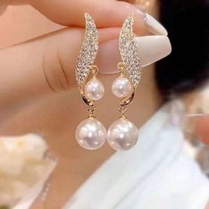 1 paire de boucles d'oreilles pendantes/clous d'oreilles en fausses perles
