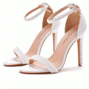 sandales-de-mariee-a-talons-hauts-et-bout-ouvert-avec-perles-blanches-