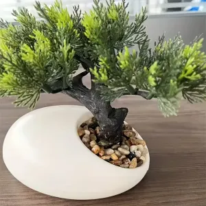 pinartificieltopiairefaitmainauxfeuillesvertesluxuriantesetauxbranches