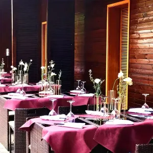 elegantensembledevasesgeometriquesdoresavectubesenverre