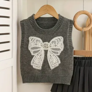 giletsansmanchesenmailleavecnoeudendentellecontrasteepourfille