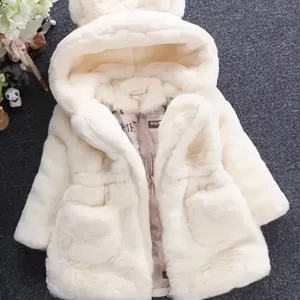 pullenfaussefourrurepourfillecollectionautomnehiver2025