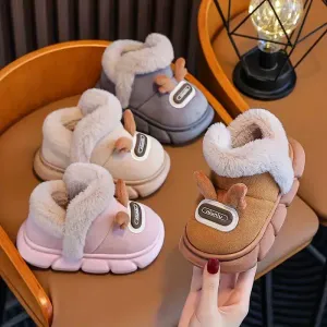Une paire de chaussures d'hiver pour garçons et filles