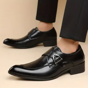 chaussuresdecontracteesabouclesurlecoteboutpointumarronconfortableetre