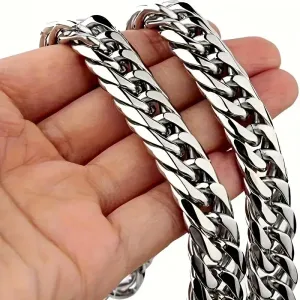 Un collier homme audacieux en acier inoxydable, qui épouse parfaitement le cou