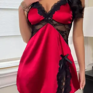 Robe fendue sexy en dentelle contrastée, décolleté en V profond et nœud décoratif