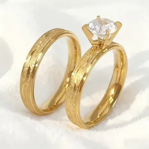 Une paire de bagues dorées élégantes et sobres, ornées de grandes pierres de zircone