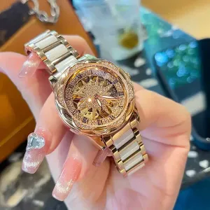 Voici une montre pour femme ornée de strass étincelants